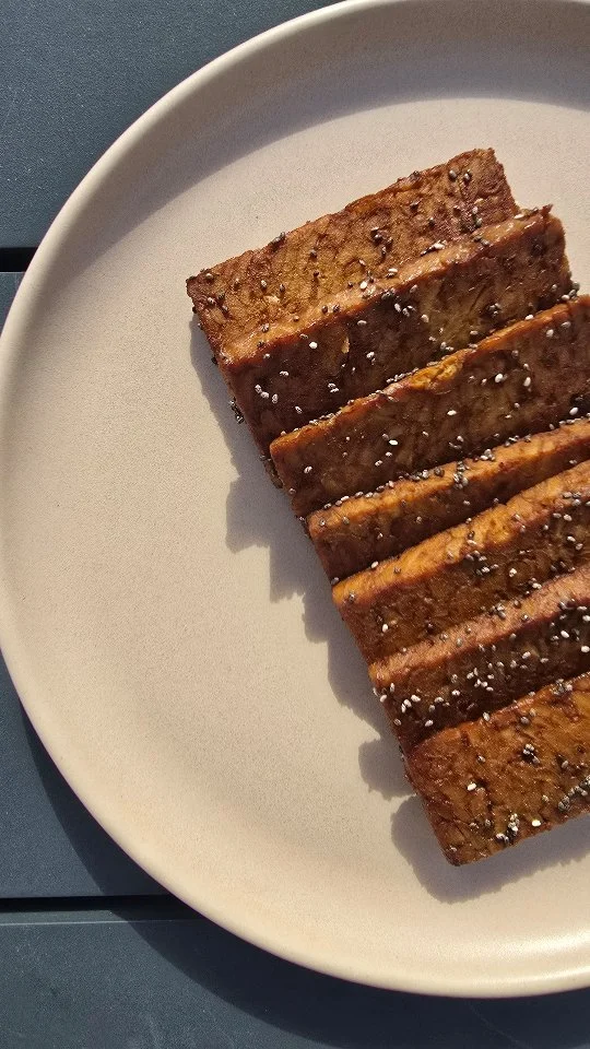 TEMPEH 🫘 

Le tempeh, consommé en Asie depuis des siècles est une excellente source de protéines. Riche en fibres, en vitamines et minéraux il constitue également un très bon apport en probiotiques grâce à sa fermentation. 

Dans un ramen, un bowl, en brochette, plat en sauce, etc il se décline à l’infini! 

📃 Voici une façon très simple et rapide de le cuisiner et le consommer : 

- Tempeh (ici marque @celnatofficiel que je trouve en magasin bio) 
- Huile de sésame toasté (OU coco OU olive)
- Tamari
- Graines de chia à défaut d’avoir des graines de sésame blond ou noir 😬
- Variation : tes épices préférés 🌶
Descriptif de la recette en vidéo 👆 

》J’utilise une poêle en inox pour moins de perturbateurs endocriniens. Pour que ça n’accroche pas il suffit de faire comme dans la vidéo : chauffer sans matières grasses, puis une fois la poêle chaude (test de la goutte d’eau) tu baisses le feu et ajoutes ta matières grasse 👍 

#tempeh #soja #cuisinesaine #recette #vegetarien #vegan #naturopathie  #cuisson #inox