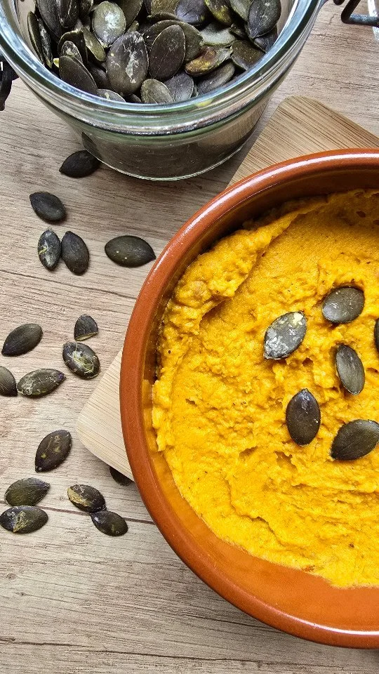 HOUMOUS POTIMARRON ROTI ET PAPRIKA FUMÉ 🎃 

Le houmous est un tartinable apéro (ou pas) parfait car il est nourrissant, complet et sain : il nous permet de manger des légumineuses, de bons acides gras grâce à la purée de sésame (ou autre purée d’oléagineux), à l’huile d’olive et il apporte même des vitamines et minéraux grâce au jus de citron, ail et légumes ! 

Il se décline à l’infini, pois chiches, lentilles ou encore haricots rouges, on peut varier les épices et même y ajouter des légumes pour une touche de couleur et d’antioxydants (betterave,  butternut, carotte, épinard,...! 🌈 

📃 Recette : 

- 150 gr de pois chiches*
- 150 gr de potimarron cru*
- 1 petite gousse d’ail (environ 2gr)
- 15 gr d’huile d’olive vierge extraite à froid ( + pour la cuisson)
- 15 gr jus de citron vert
- 25 gr purée amandes/noisettes
- sel
- épices : Cajun, Paprika, Paprika fort fumé @epices_shira 

Descriptif de la recette en vidéo 👆 

* rôtir 30 minutes à 180°c

#recette #cuisine #naturopathie #vegetarien #vegan #alimentationsaine #santé #apero